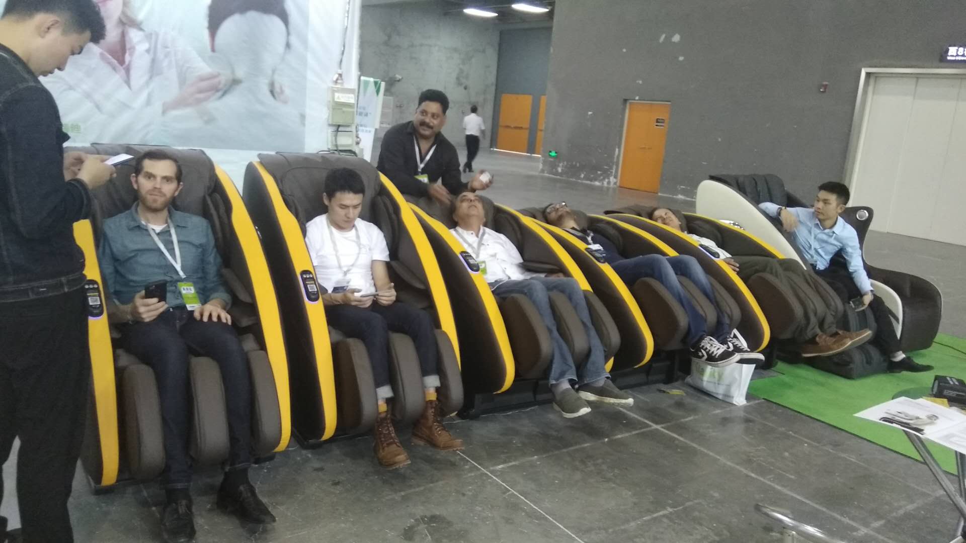 头等舱参加2019年第九届广州国际康复设备展览会， 高端共享按摩椅吸引众多商家目光