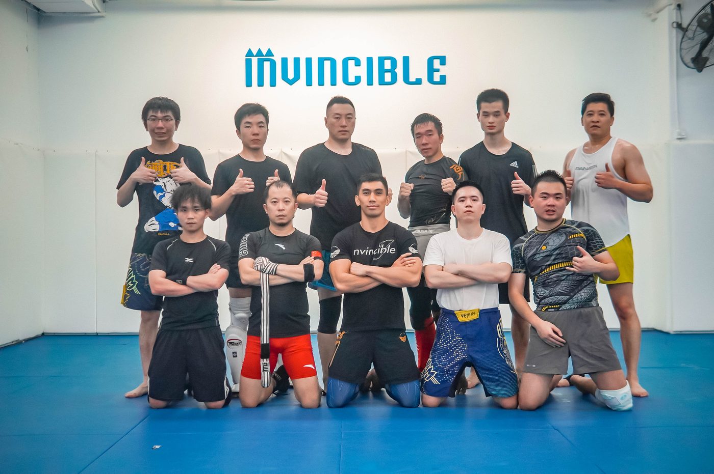 Invincible 俱乐部，一起备赛的教练和队友