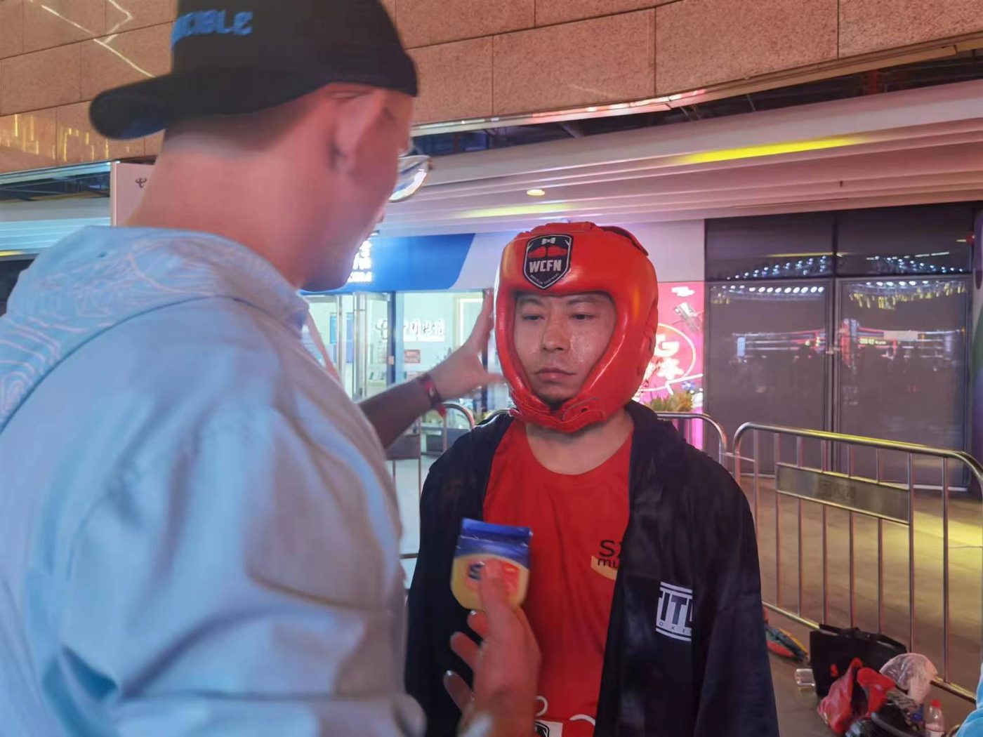 入场，同事到现场举旗