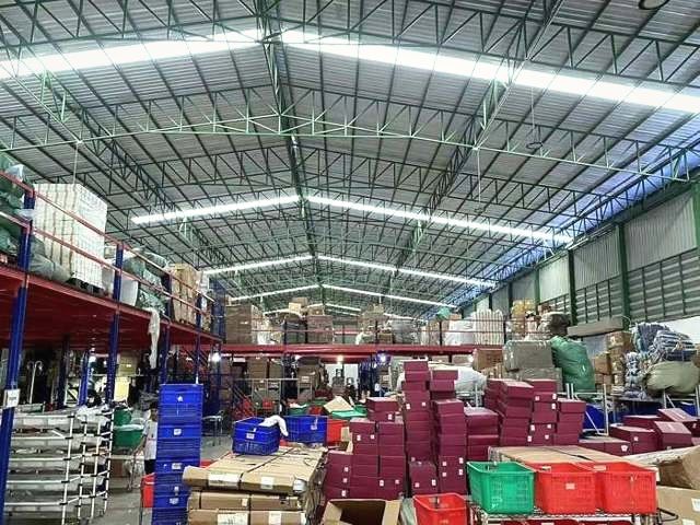 ชั้นวางสินค้าในคลังกรุงเทพฯ